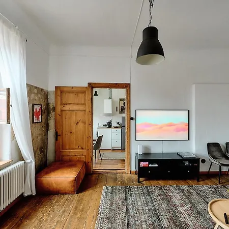 Your Lutsu Lux Retro Prime Spot Apartment *